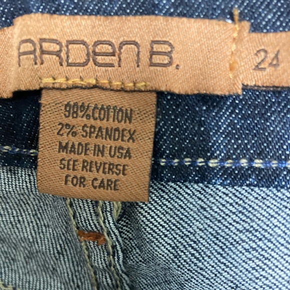 Arden B Straight Leg Crop Jeans - Picture 4 of 6